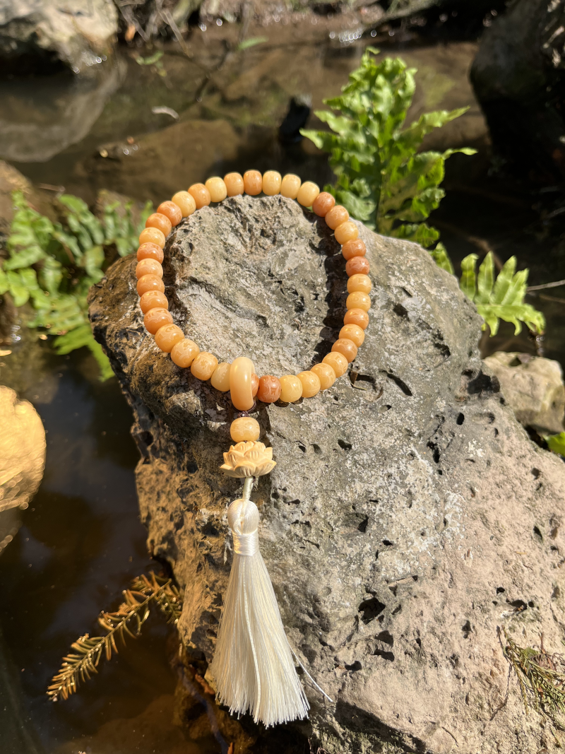 Chuỗi 36 lục tự nâu kem