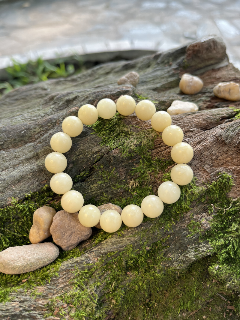 Vòng tay khắc lục tự màu nâu kem kích thước 12mm