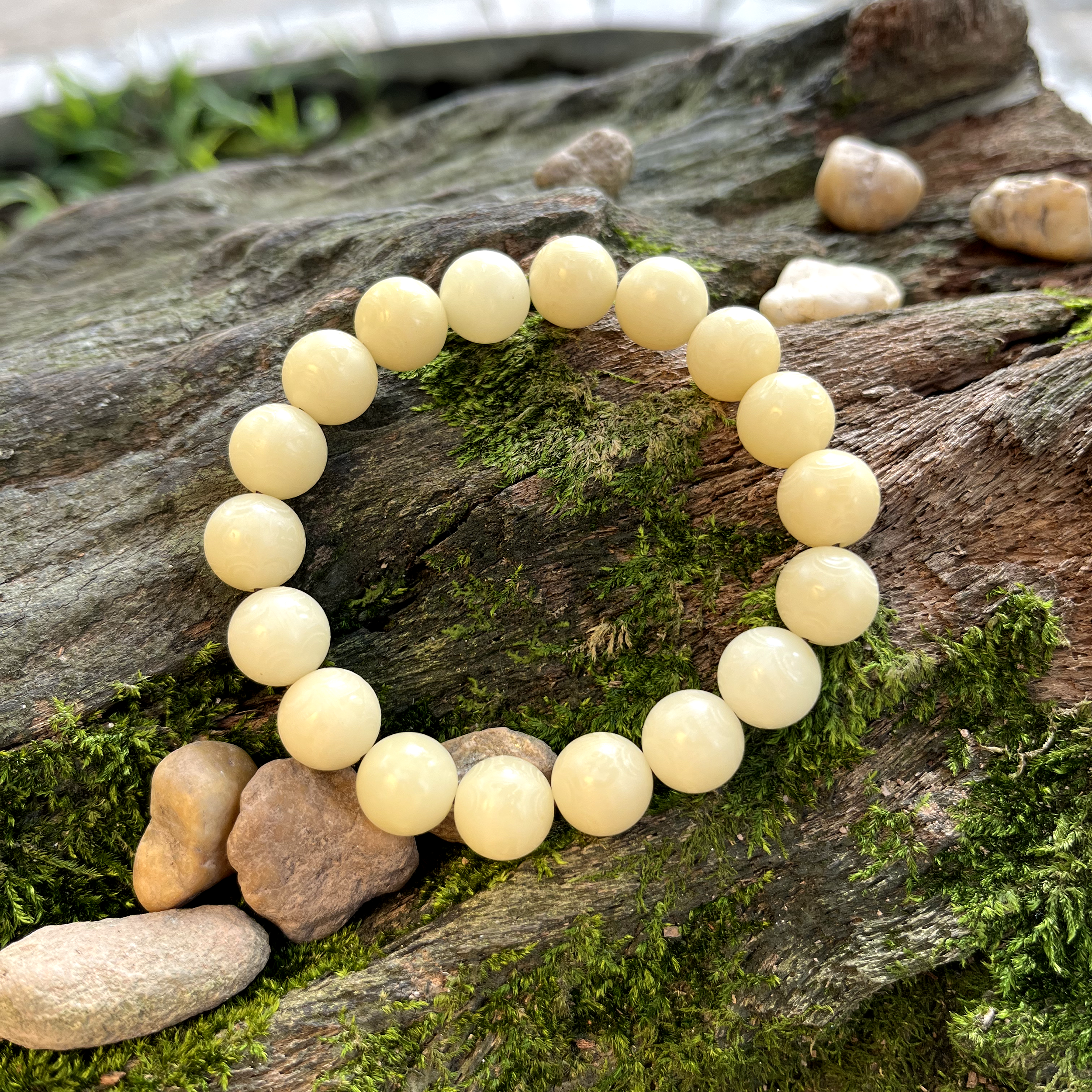 Vòng tay bồ đề màu kem khắc lục tự