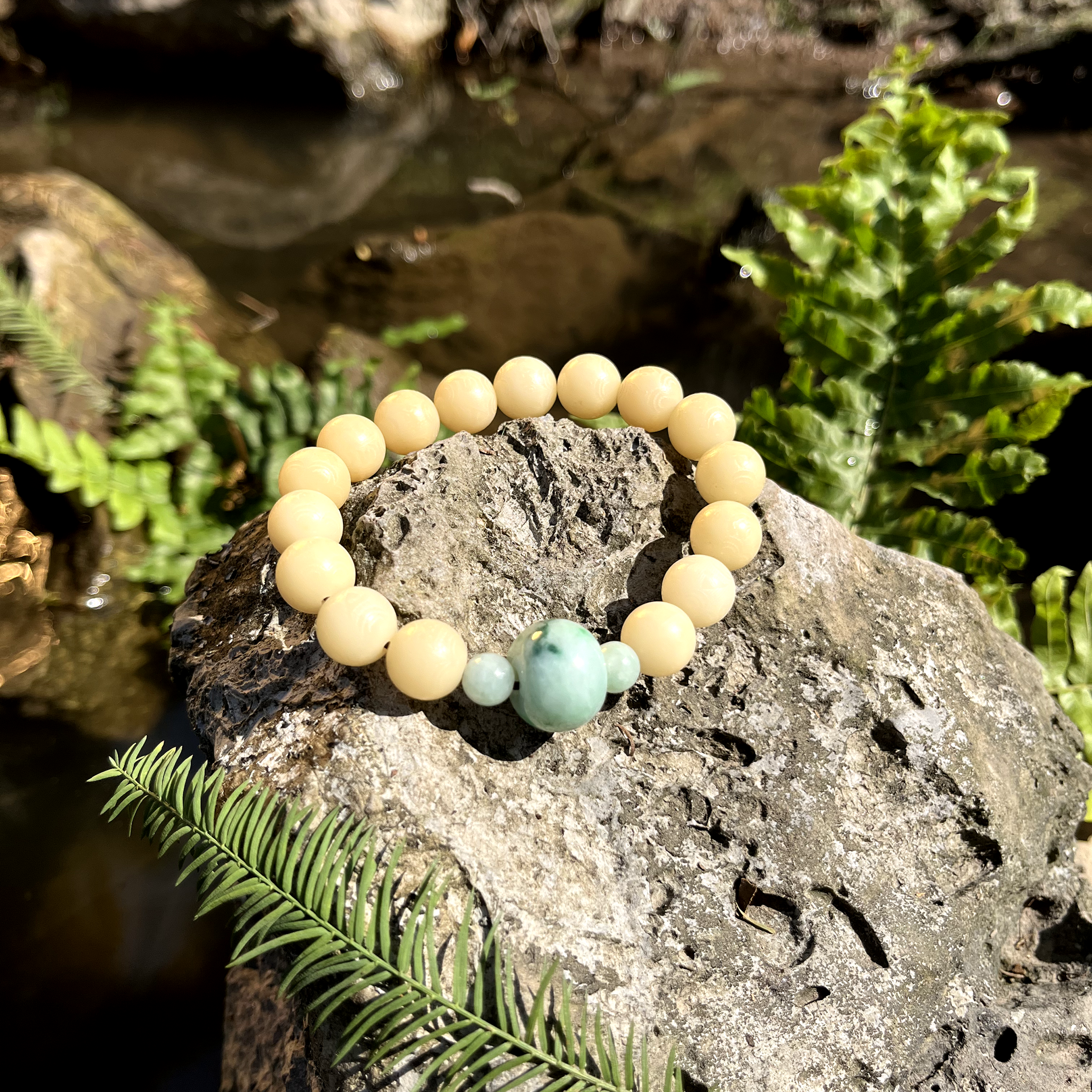 Vòng tay bồ đề màu kem khắc lục tự phối ngọc cẩm thạch