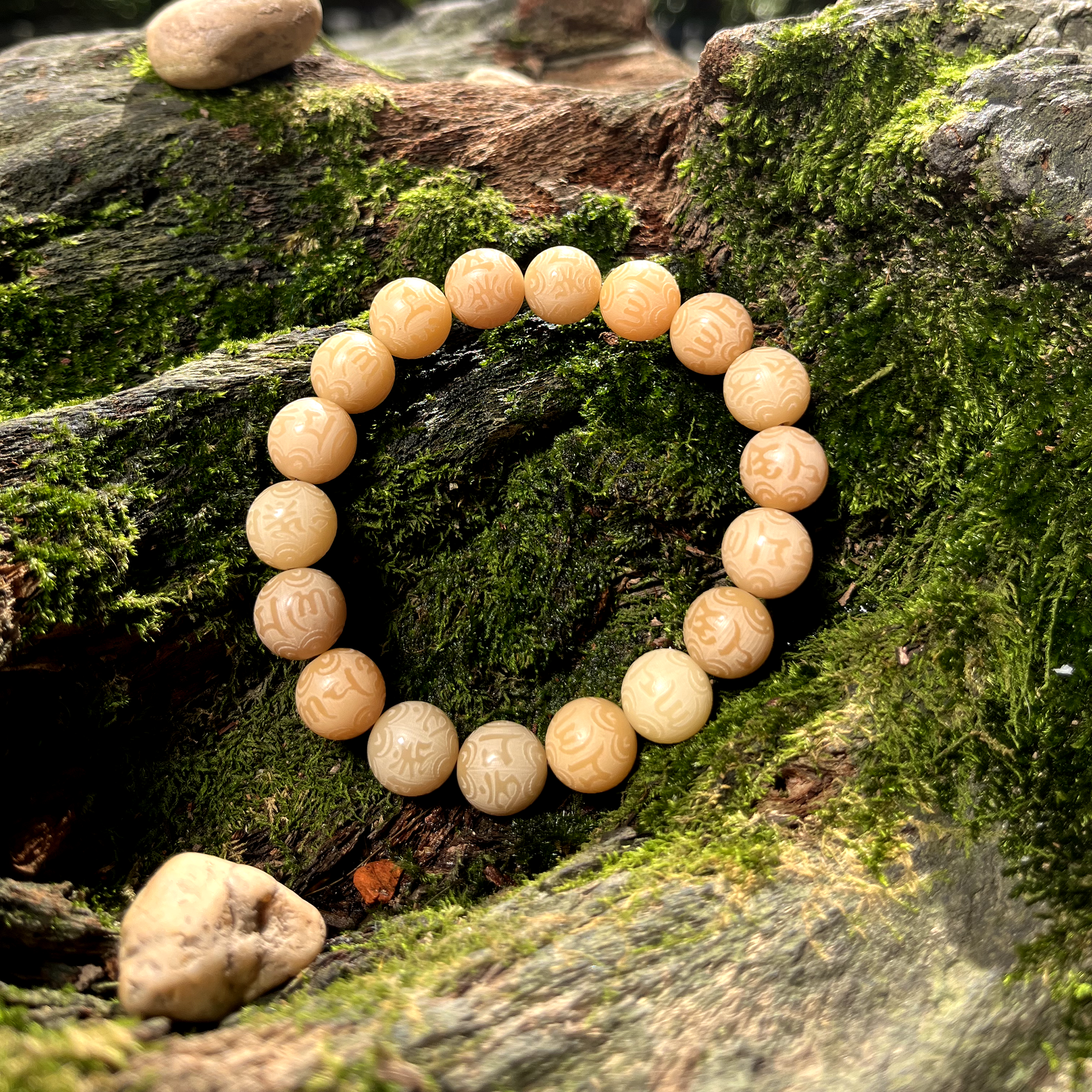 Vòng tay bồ đề màu nâu kem khắc lục tự