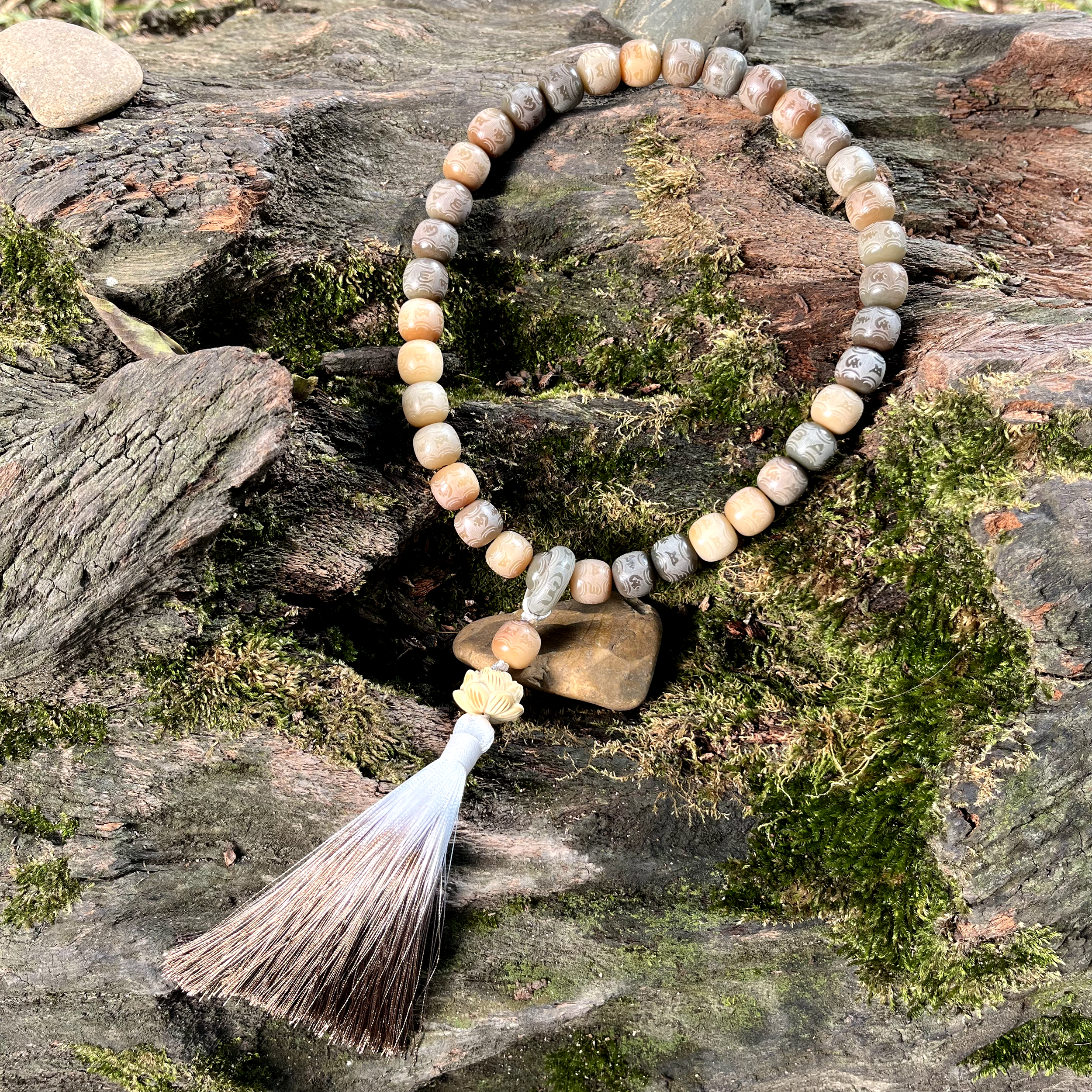 A0011T - Chuỗi bồ đề 36 hạt màu xanh loang nâu khắc lục tự