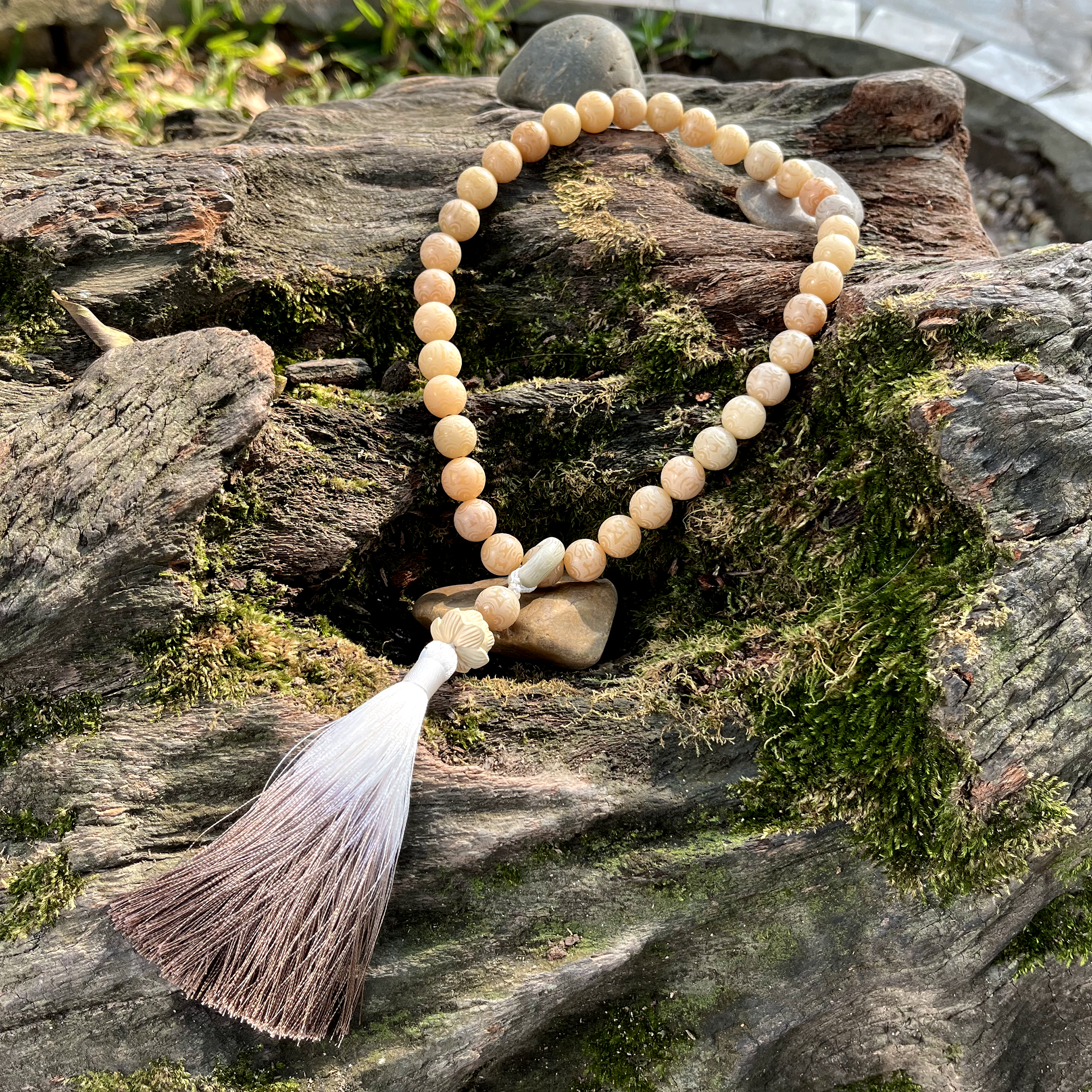 Chuỗi bồ đề 36 hạt khắc lục tự màu nâu kem