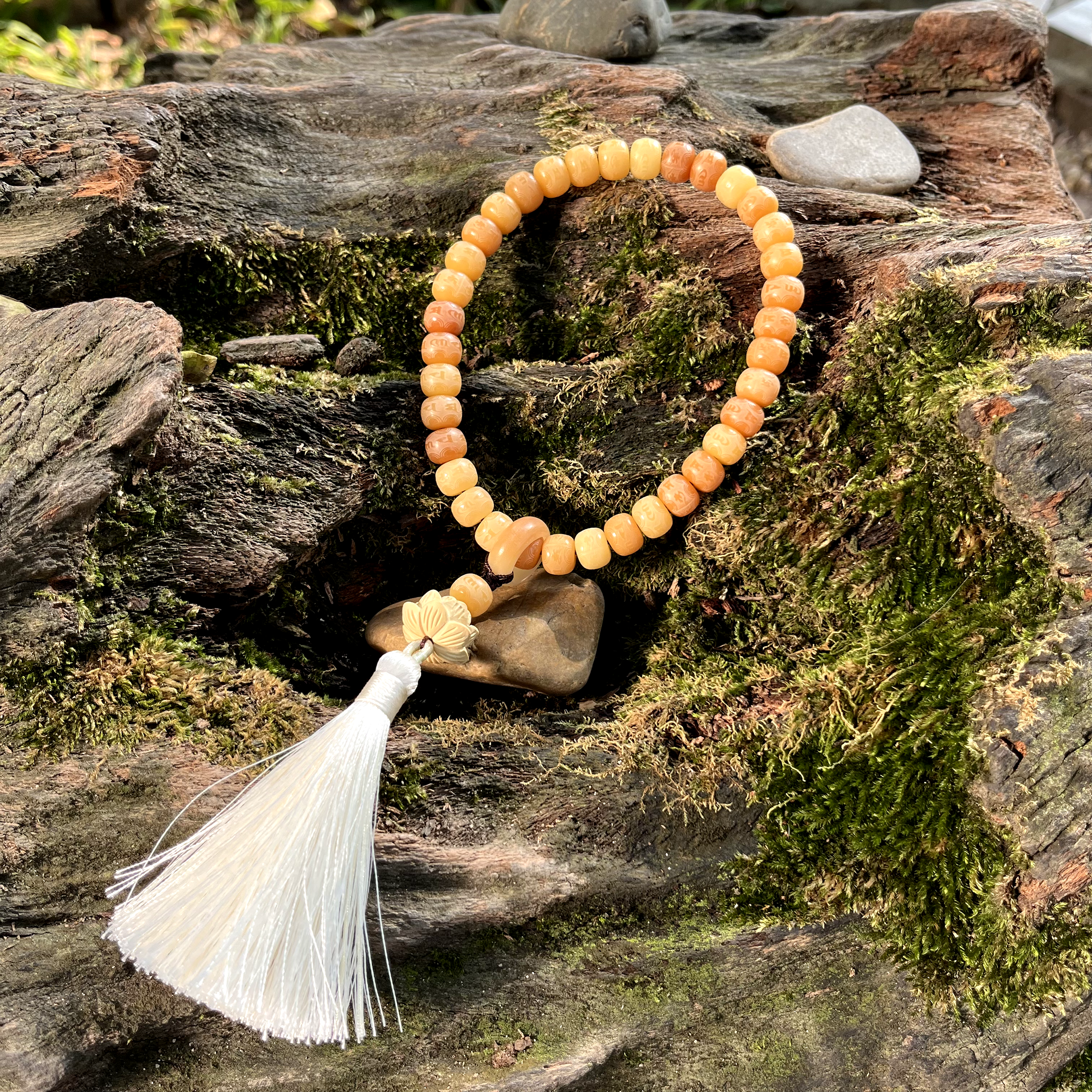 Chuỗi bồ đề 36 hạt khắc lục tự màu nâu kem