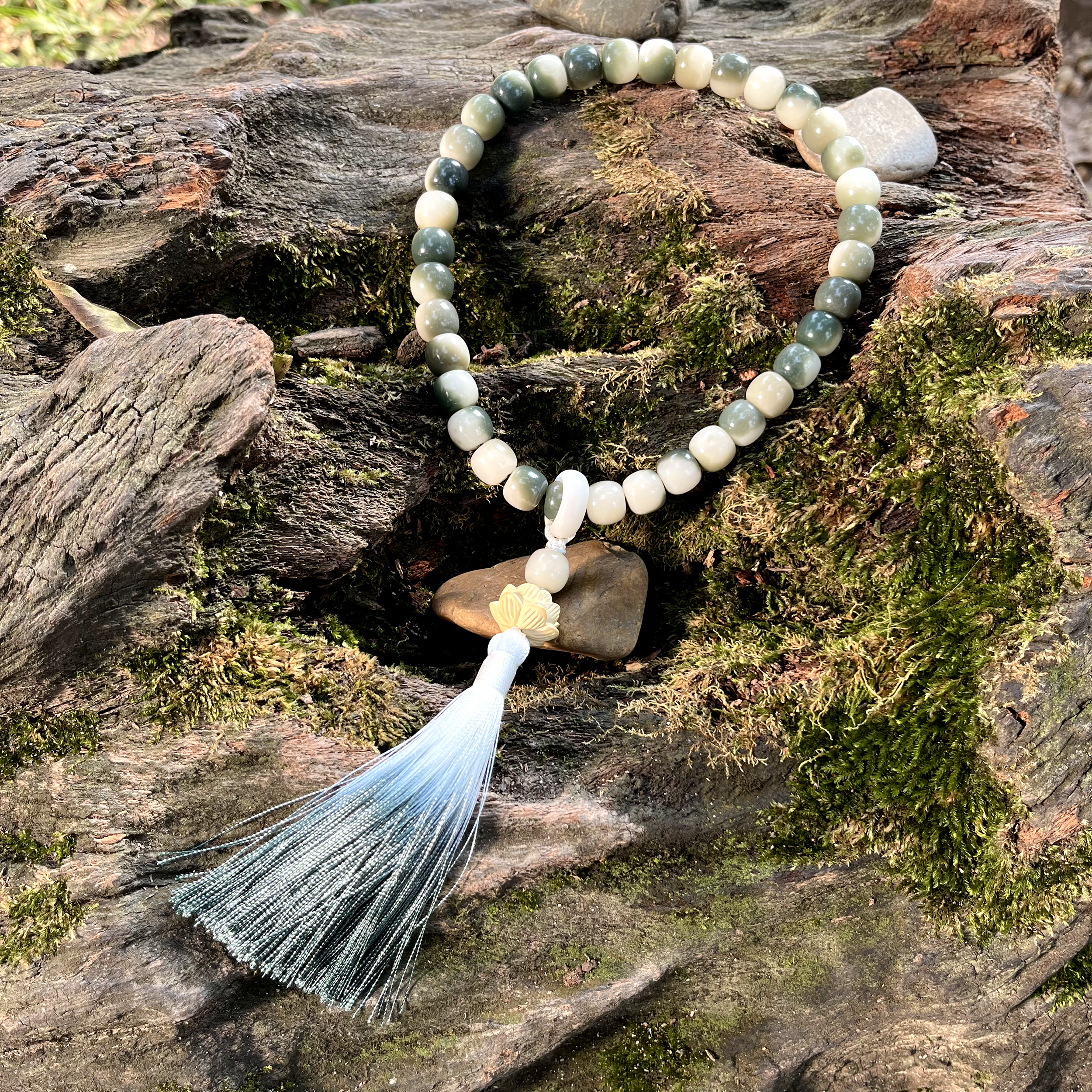 Chuỗi bồ đề 36 hạt màu xanh lục lẫn kem